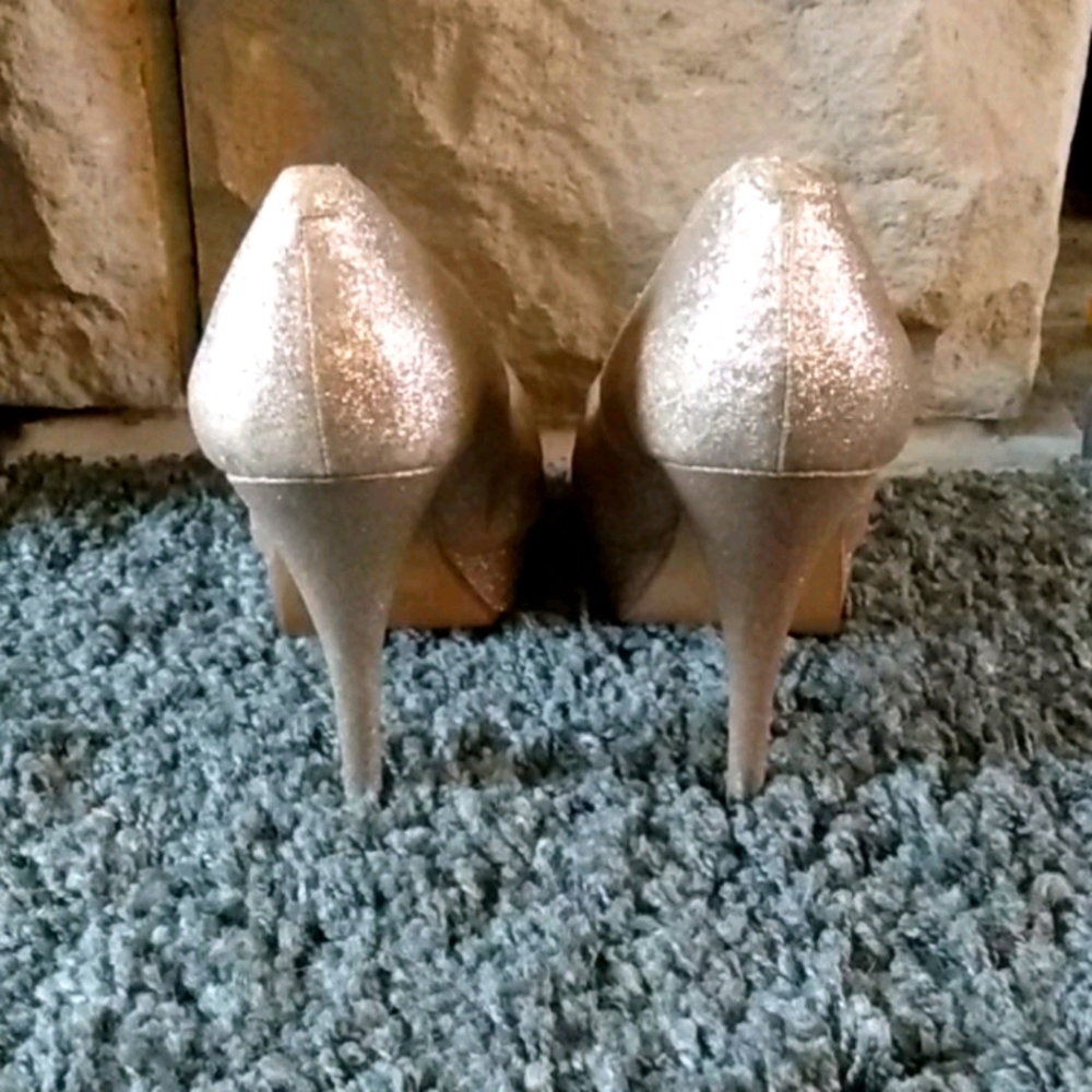 Gold heels - Picture 3 of 4